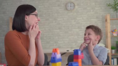 Anaokulu öğrencisi bir konuşma terapistiyle nişanlanmış.