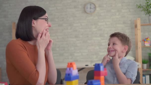 Дошкольник работает с логопедом — стоковое видео