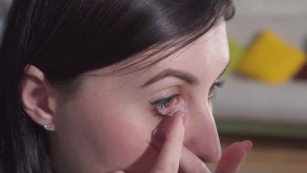 Młoda kobieta zakłada soczewki kontaktowe boczny widok — Wideo stockowe