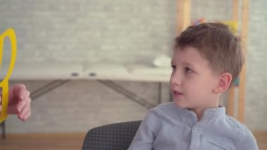 Anaokulu öğrencisi öğretmeniyle alfabe çalışmasına girdi.