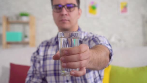 Estrechando las manos de un hombre sosteniendo un vaso de agua — Vídeos de Stock