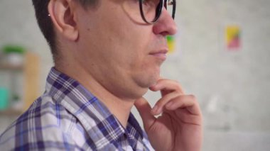 Çiy damlasını gösteren adam obeziteden muzdarip.