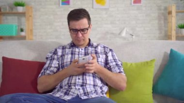 Adamın kafa derisinde kaşıntı ve kepek sorunu var.