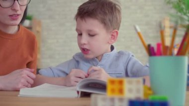 Öğretmen bir anaokuluna yakın çekim okumayı öğretiyor.