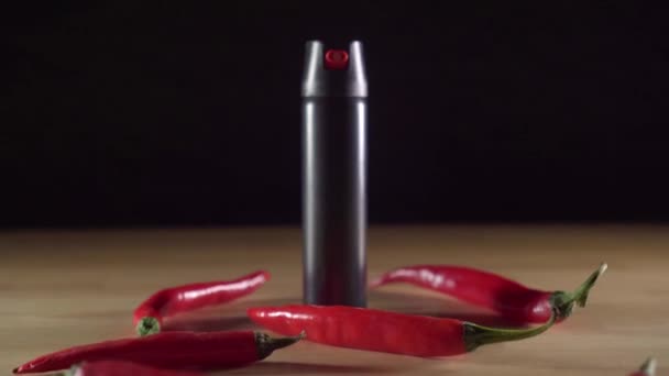 Fekete paprika spray palack az asztalon — Stock videók