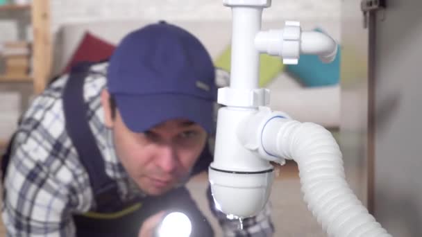 Klempner repariert ein Leck unter der Spüle — Stockvideo