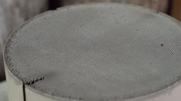 Gebruikte keramische katalysator close-up — Stockvideo