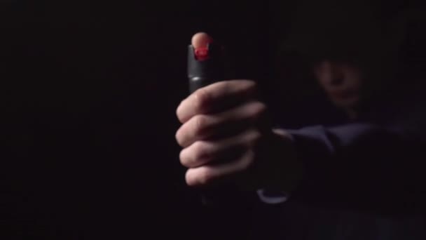 Uomo alzò la mano con spray al peperoncino per autodifesa — Video Stock