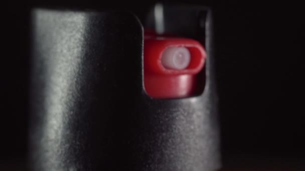 Gaz pieprzowy do samoobrony pieprz spray makro shot — Wideo stockowe