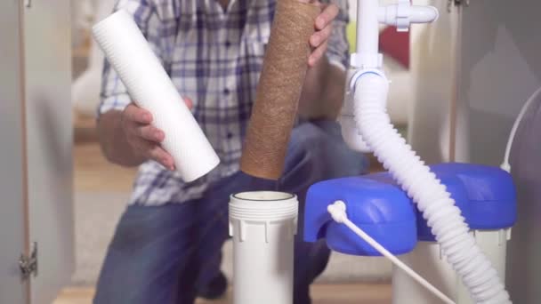 Klempner wechselt Filterelement im Wasserfilter — Stockvideo