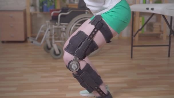Jovem mulher joelho dobrar órtese joelho cinta após a lesão — Vídeo de Stock