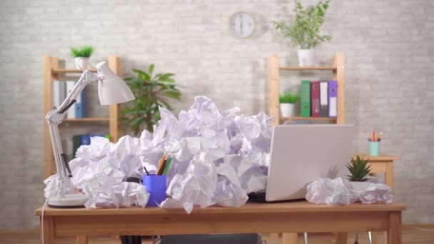 Montes de papelada na mesa do escritório, ninguém — Vídeo de Stock