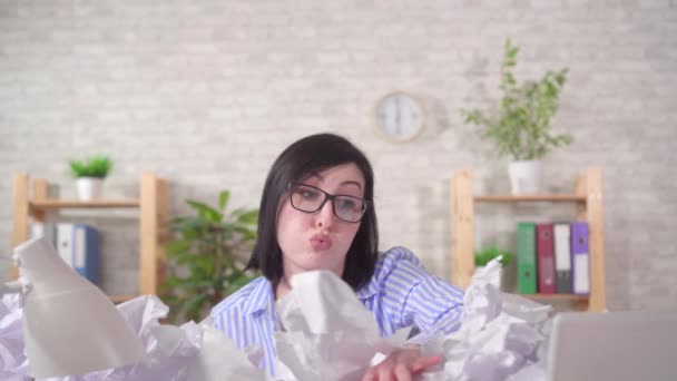 Спантеличена молода жінка офісний працівник і купа паперів на офісному столі — стокове відео
