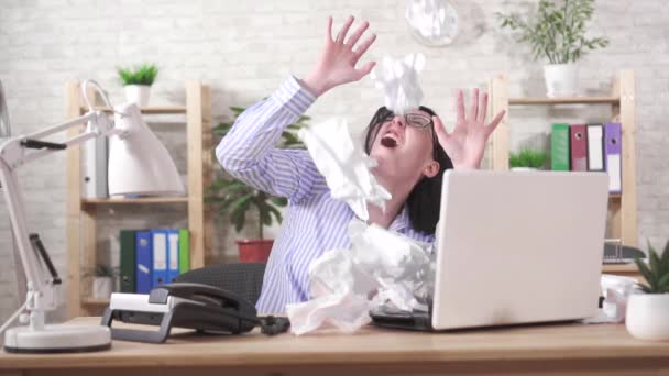 Begreppet idén överarbetad, papper faller på en kvinnlig kontorsanställd slow mo — Stockvideo