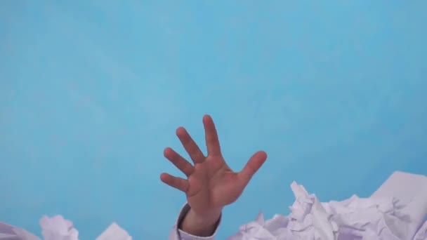 Helfende Hand aus den Trümmern der Büroarbeit auf blauem Hintergrund — Stockvideo