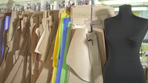 Patrones para coser en un estante de ropa en el estudio — Vídeo de stock