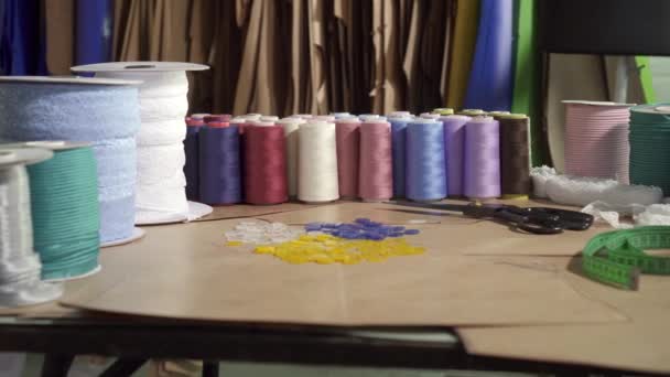 Diseñadores de moda lugar de trabajo en estudio — Vídeo de stock