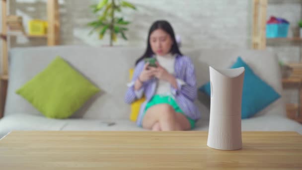 A close-up of an automatic spray air freshener at home — 图库视频影像