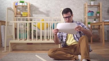 Genç erkeklerin mobilya kuruluyla sorunları var.