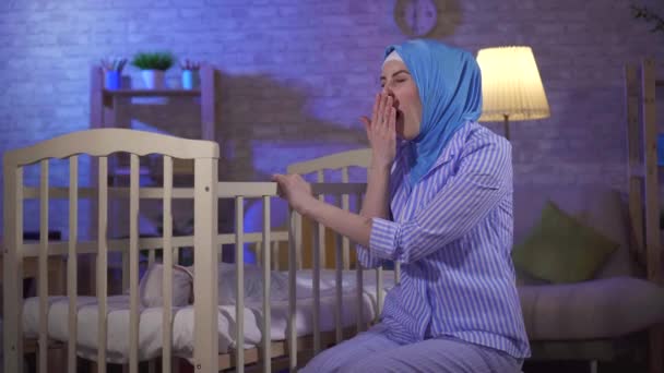 Adormecido retrato muçulmano jovem mulher é uma mãe na cama no berçário — Vídeo de Stock