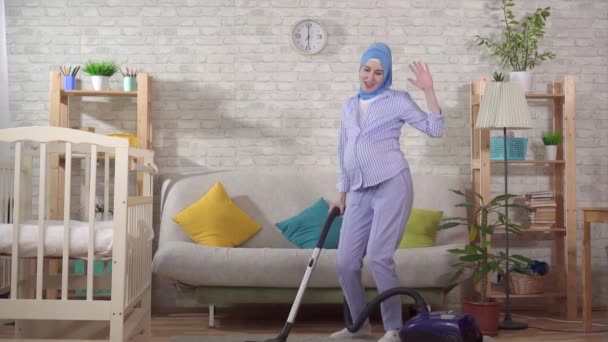 Mujer musulmana embarazada positiva y enérgica hace su tarea — Vídeos de Stock