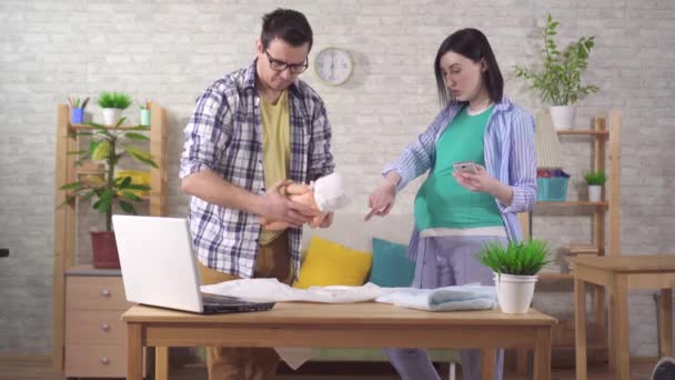 Przyszli młodzi rodzice uczą się, jak pieścić noworodka przez Internet. — Wideo stockowe
