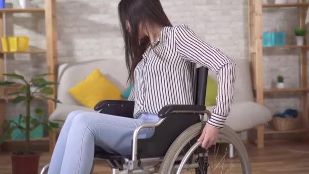 Portret van een aziatische gehandicapte vrouw in een rolstoel in de woonkamer — Stockvideo