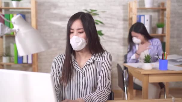 Dos enfermo joven asiático oficina trabajadores en protector médico máscaras en su rostro — Vídeo de stock