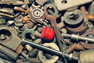 Bağlayıcı ve vidalar yığını yaklaşıyor. Hurda metal. farklı metal parçaları