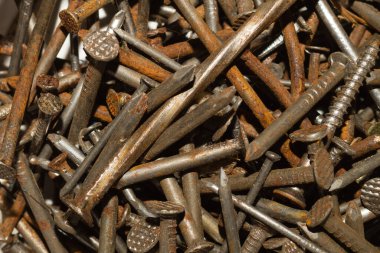 Bağlayıcı ve vidalar yığını yaklaşıyor. Hurda metal. farklı metal parçaları. sanayi arkaplanı