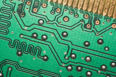 Elektronik devre kartı soyut arkaplan. Bilgisayar ana kartı kapat. Modern teknolojiler. Bağlantıları ve izleri olan mikro elementler. Akıllı teknoloji.
