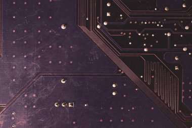 Şımarık anakart kapanıyor. Tozlu ve kusurlu devre kartı. Modern teknolojiler. Bağlantıları ve izleri olan mikro elementler. Akıllı teknoloji soyut arkaplan