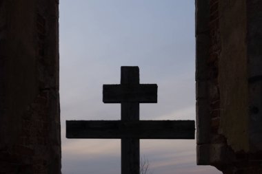 Gün batımında bir pencereden dini bir haça bak.