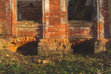 Yıkılmış duvar. Eski harap binanın tuğla duvarındaki aşırı gelişmiş pencereler.