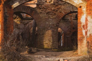 Eski harabeler. Antik binanın tuğla duvarlarını yıktı