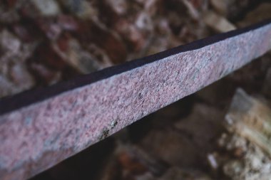 Yıkılmış binada demir armatür. eski terk edilmiş kalıntılar