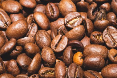 Kahve çekirdekleri arka planı kapatır. Kavrulmuş kahve çekirdeği dokusu.