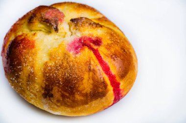 İçinde kırmızı reçel olan çörek. Tatlı pişirme. Yakın çekim.