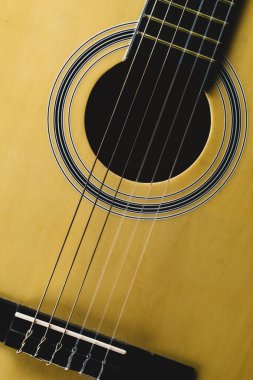 Akustik gitar yakın çekim. Müzik aleti. gitar ensesinde teller
