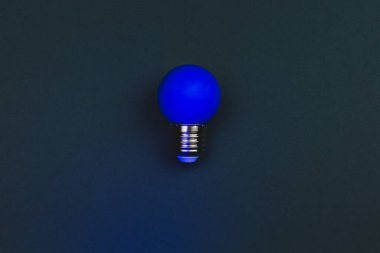 Koyu arkaplanda mavi ampul. Kopyalama alanı olan tek ampul