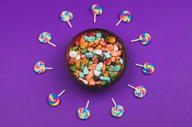 Lolipop ve şeker. Renkli taşlar şeklinde şekerleme kasesi. Boşluğu kopyala