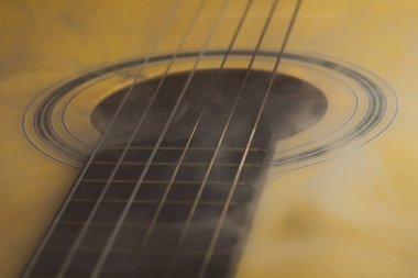 Gitar duman içinde, yakın çekim. Akustik müzik aleti. gitar ensesinde teller