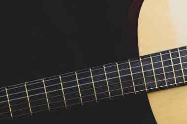 Gitar yakın çekim. Akustik müzik aleti. gitar ensesinde teller