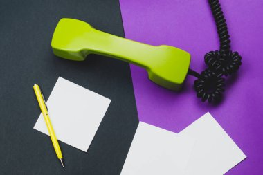 Klasik telefon ahizesi. Kalem ve bir not. Ofis geçmişi. Telefon ahizesi. Eski iletişim teknolojisi. Boşluğu kopyala