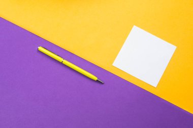 Renkli arkaplanda sarı kalem ve beyaz not