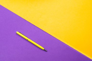 Renk arkaplanındaki sarı kalem
