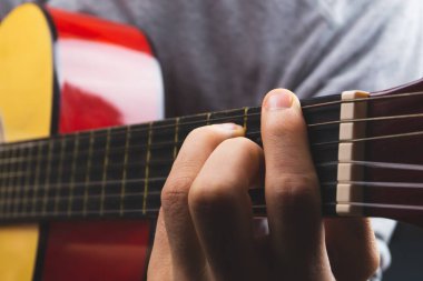 Elle akustik gitar çalmak. string aracı