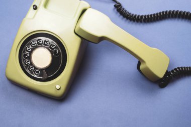 Cep telefonlu. Telefon ahizesi olan klasik yeşil bir telefon. Ofis geçmişi. Eski iletişim teknolojisi. Boşluğu kopyala