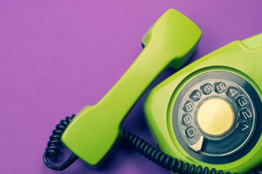 Cep telefonlu. Telefon ahizesi olan klasik yeşil bir telefon. Ofis geçmişi. Eski iletişim teknolojisi. Boşluğu kopyala