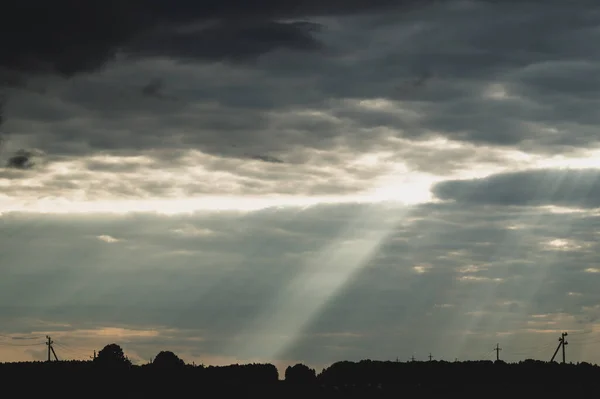 Bulutlu Gökyüzünde Güneş Işığı Parlıyor Fırtınalı Gökyüzü Güneş Işığı Hava — Stok fotoğraf